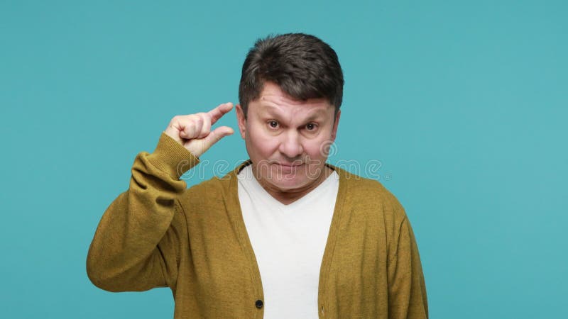 Средний старение человека, небольшой размер несколько с минимумом масштаба пальцев на низком уровне акции видеоматериалы