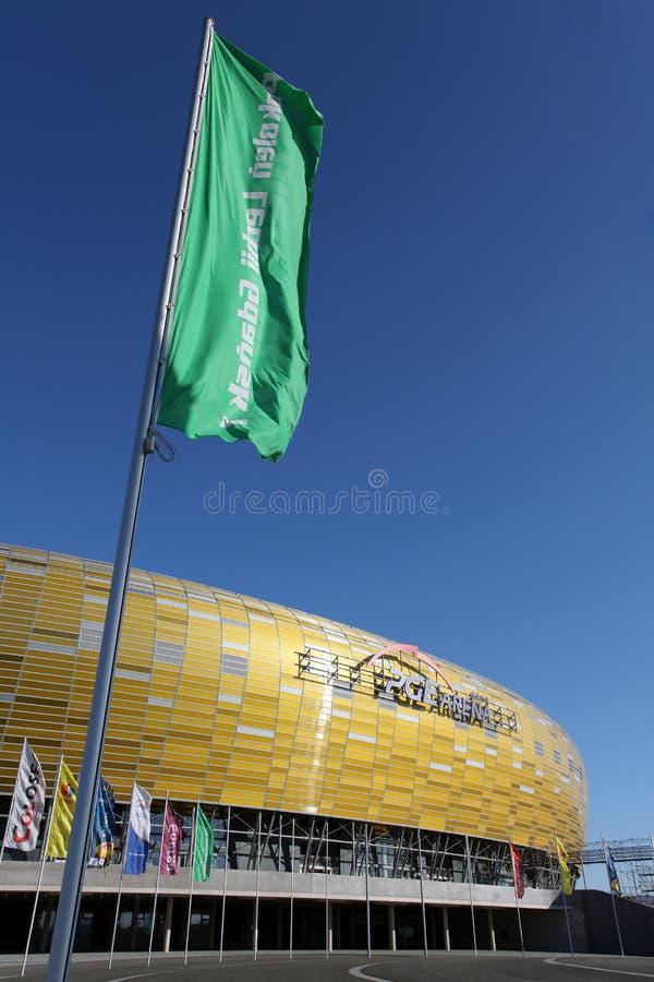 Арена отверстия Spartak футбольного стадиона и памятник к гладиатору ...