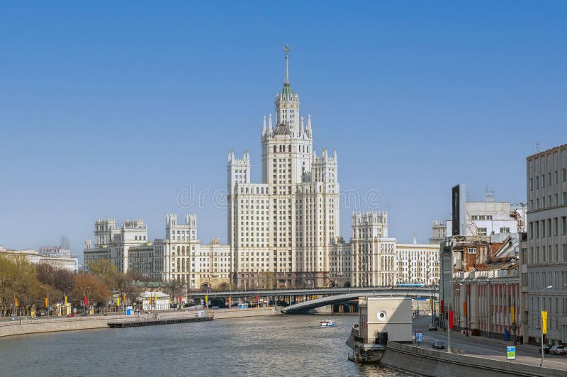 Сталинский небоскреб на Котельнической набережной в Москве стоковые фотографии rf