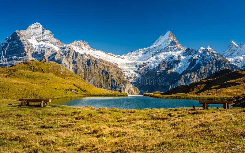 Сталкиваться Bachalpsee при пешем туризме сперва к Grindelwald Bernese Альпам, Швейцария стоковые изображения Сталкиваться Bachalpsee при пешем туризме сперва к Grindelwald Bernese Альпам, Швейцария стоковые изображения