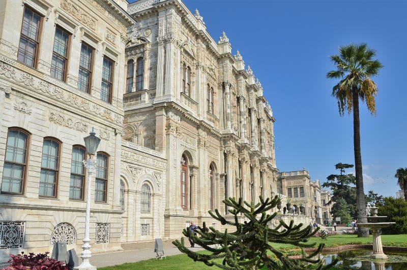 Стамбул, Турция, 19-ое октября 2013 Люди идя около дворца Dolmabahce в Стамбуле стоковая фотография rf Стамбул, Турция, 19-ое октября 2013 Люди идя около дворца Dolmabahce в Стамбуле стоковая фотография rf
