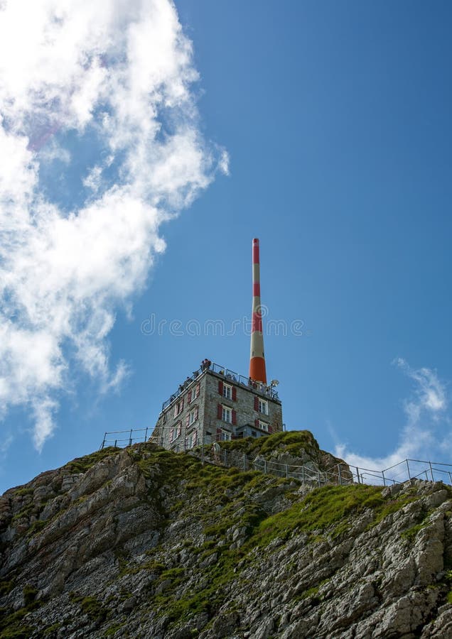 Станция горы с поляком антенны на горе Saentis в Appenzell Альпах в Швейцарии стоковое фото rf Станция горы с поляком антенны на горе Saentis в Appenzell Альпах в Швейцарии стоковое фото rf