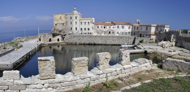 Старая гавань в острове Pianosa, Тоскане стоковые изображения rf Старая гавань в острове Pianosa, Тоскане стоковые изображения rf