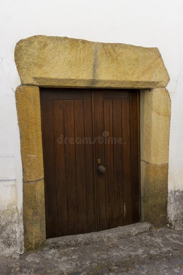 старая деревянная дверь на белой стене