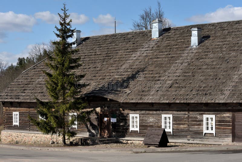 Старая деревянная сельской местности дома журнала в Литве стоковые фото