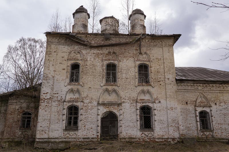 старая заброшенная православная церковь стоковая фотография rf