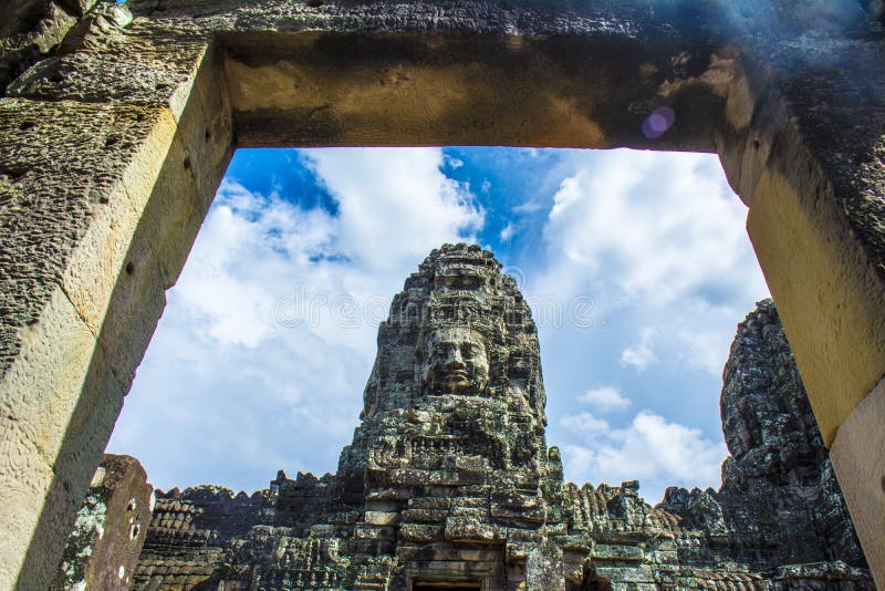 Старая каменная дверь и Будда смотрят на виска Bayon Angkor Wat Камбоджа стоковые фото Старая каменная дверь и Будда смотрят на виска Bayon Angkor Wat Камбоджа стоковые фото