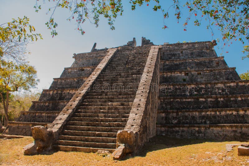 Старая майяская пирамида с шагами Старый загубленный город Майя Chichen-Itza, Мексика yucatan стоковые фотографии rf Старая майяская пирамида с шагами Старый загубленный город Майя Chichen-Itza, Мексика yucatan стоковые фотографии rf