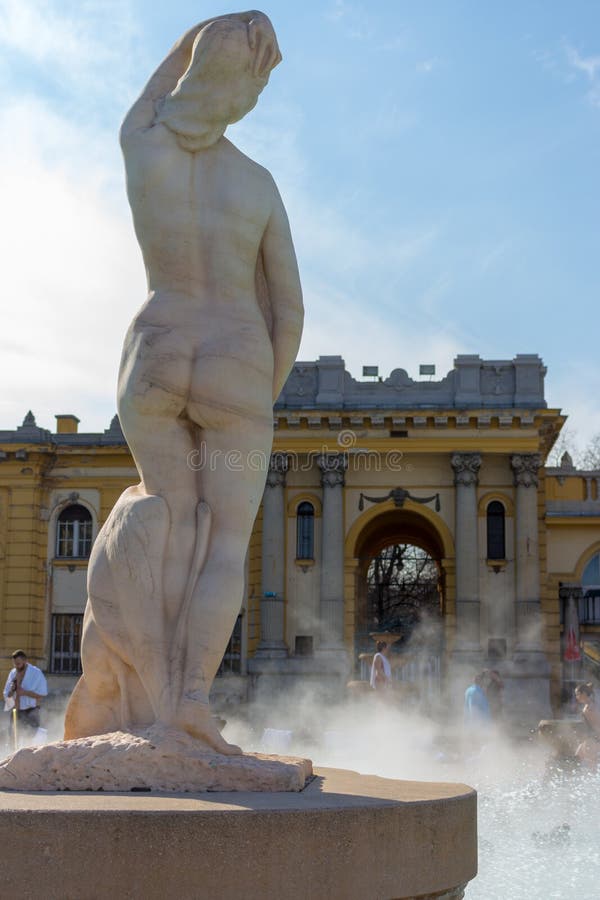 Старая мраморная статуя женщины в термальных ваннах Széchenyi, Будапеште, Венгрии искусство средневековое Взгляд задней части ск стоковые изображения rf Старая мраморная статуя женщины в термальных ваннах Széchenyi, Будапеште, Венгрии искусство средневековое Взгляд задней части ск стоковые изображения rf