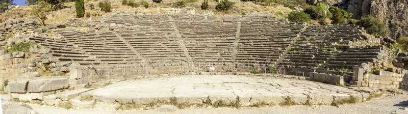 Старая панорама театра в Дэлфи, Греции стоковые изображения rf