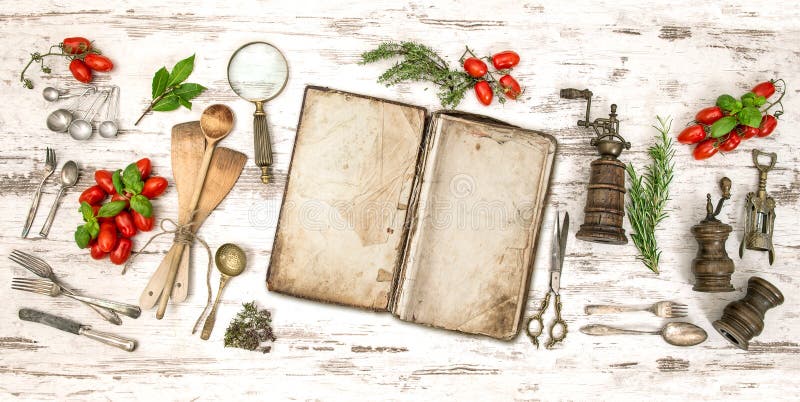 Старая поваренная книга с овощами, травами и винтажными утварями кухни стоковое изображение rf Старая поваренная книга с овощами, травами и винтажными утварями кухни стоковое изображение rf