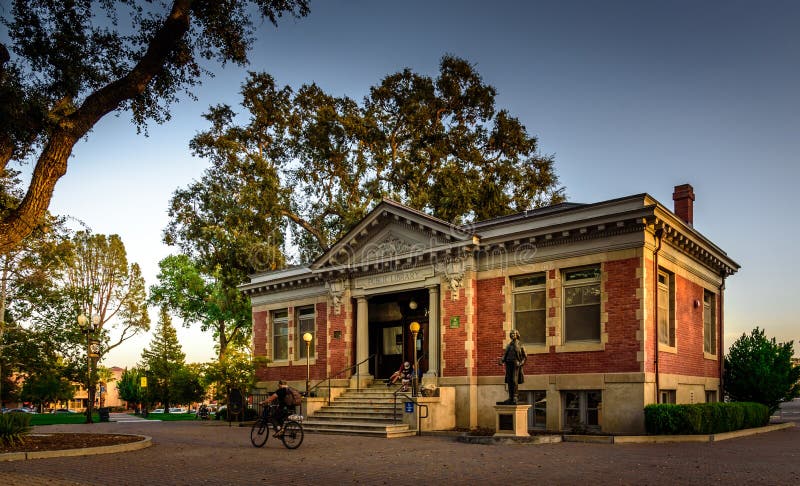 Старая публичная библиотека Paso Robles стоковое фото rf Старая публичная библиотека Paso Robles стоковое фото rf