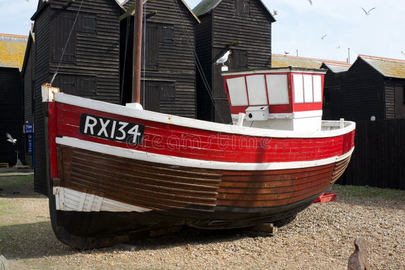 Старая рыбацкая лодка на пляже гонта hastings Англия стоковое фото Старая рыбацкая лодка на пляже гонта hastings Англия стоковое фото