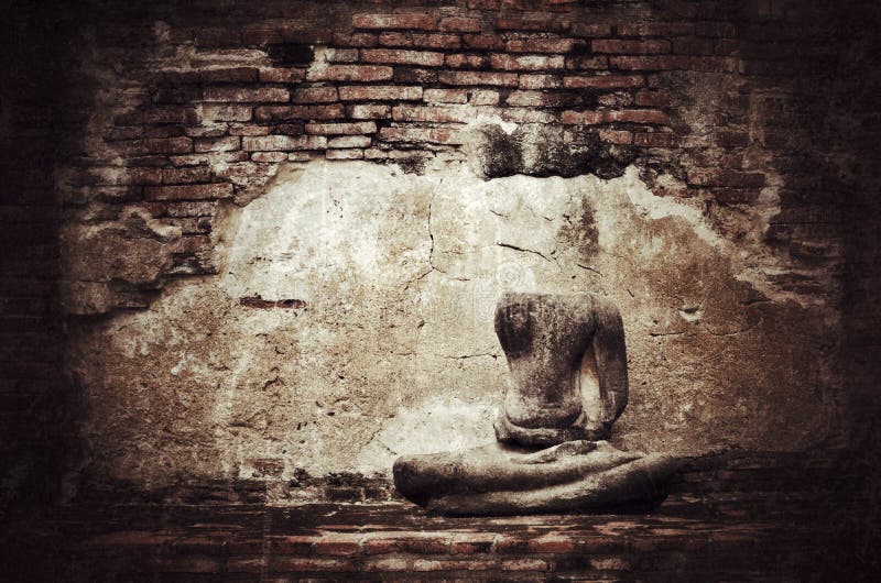 Старая сломанная статуя Будды на предпосылке кирпичной стены grunge с VI