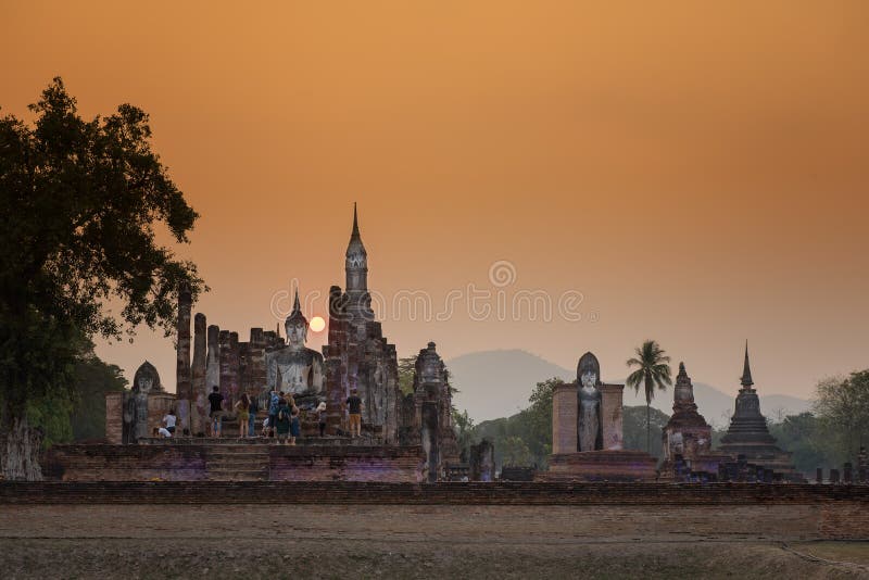 Старая статуя Будды на парке Sukhothai захода солнца историческом, виске Mahathat, Таиланде стоковое изображение Старая статуя Будды на парке Sukhothai захода солнца историческом, виске Mahathat, Таиланде стоковое изображение