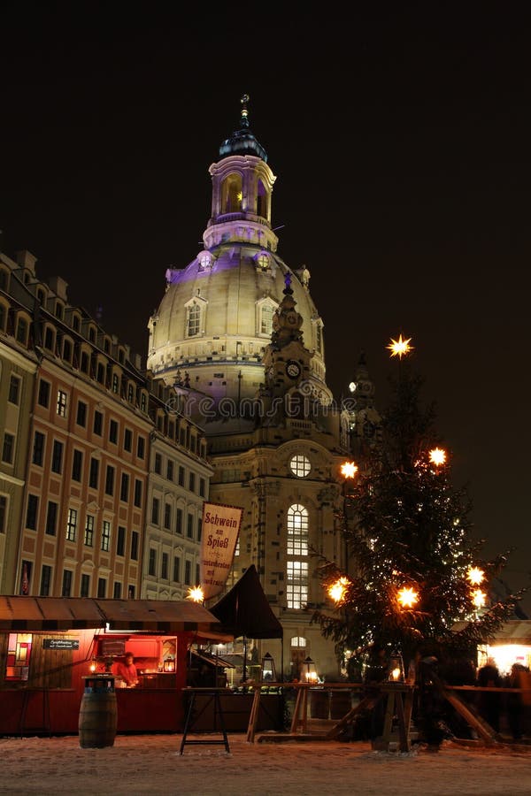 Старая церковь Frauenkirche в Дрездене во время рождества стоковое изображение