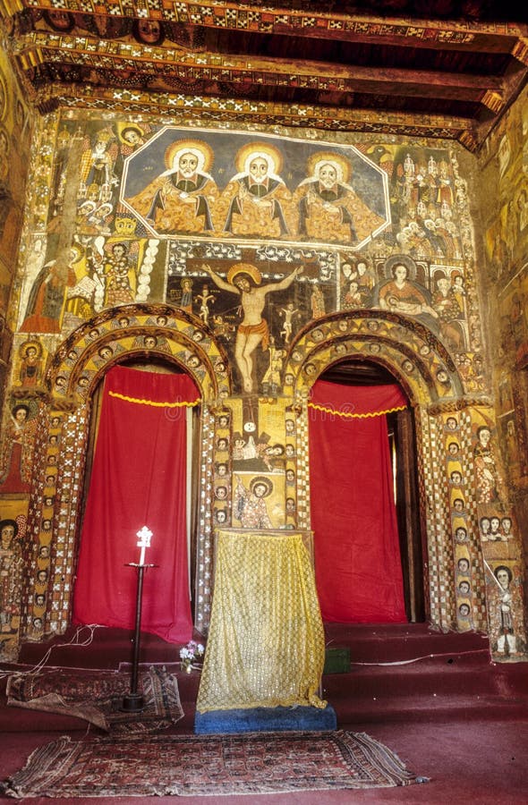 Старая церковь монастыря в Lalibela с картиной Иисуса на кресте и Святых на стене стоковые изображения