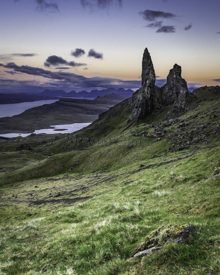 Старик Storr сфотографировал на сумерках Известный ориентир на острове Skye, Шотландии стоковое изображение Старик Storr сфотографировал на сумерках Известный ориентир на острове Skye, Шотландии стоковое изображение