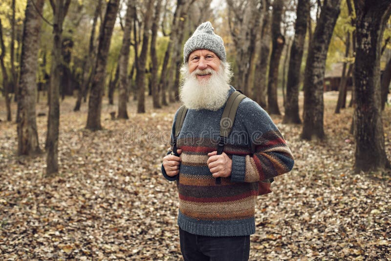 Старик с бородой в лесе стоковое фото. изображение насчитывающей пожило ...