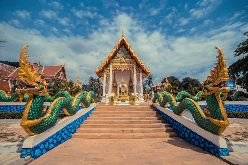 Стародедовский тайский висок Wat Karon Висок Пхукет Suwan Khiri Khet, Таиланд Вход лестниц дракона стоковое изображение rf