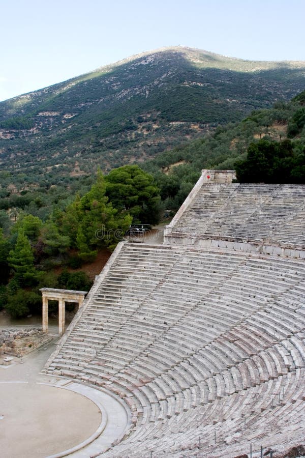 стародедовский античный театр святилища Греции epidaurus asklepios стоковое изображение rf стародедовский античный театр святилища Греции epidaurus asklepios стоковое изображение rf