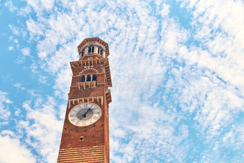 Старое dei Lamberti Torre, башня в Вероне, северной Италии стоковые изображения rf Старое dei Lamberti Torre, башня в Вероне, северной Италии стоковые изображения rf