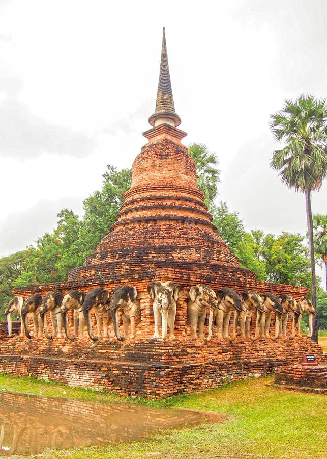 Старое Stupa Sukhothai Таиланд стоковое изображение rf Старое Stupa Sukhothai Таиланд стоковое изображение rf
