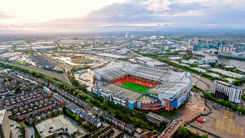 Старое Trafford футбольный стадион большой Манчестер Англия и дом Манчестера Юнайтеда Вид с воздуха иконического футбола Gr Старое Trafford футбольный стадион большой Манчестер Англия и дом Манчестера Юнайтеда Вид с воздуха иконического футбола Gr