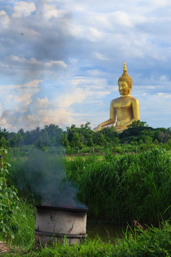 Старое большое изображение Будды в поле на виске Muang, Ang Thon стоковые изображения rf Старое большое изображение Будды в поле на виске Muang, Ang Thon стоковые изображения rf