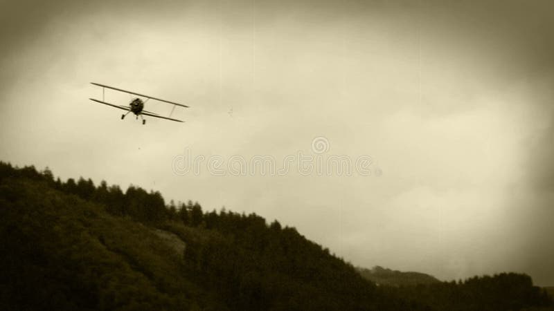Старое влияние фильма: Самолет-биплан WWII в воздухе