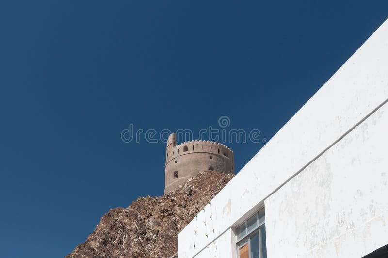 Старое здание в центре Muscat в Омане. Старинное здание в отличие между белыми зданиями и голубым небом маскат Оман