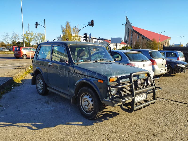 Старозеленый советский 4-й автомобиль Lada Niva припаркован стоковая фотография rf Старозеленый советский 4-й автомобиль Lada Niva припаркован стоковая фотография rf