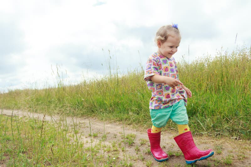 2 старой лет девушки preschooler идя ногой на грязной улице лета поля фермы стоковая фотография 2 старой лет девушки preschooler идя ногой на грязной улице лета поля фермы стоковая фотография