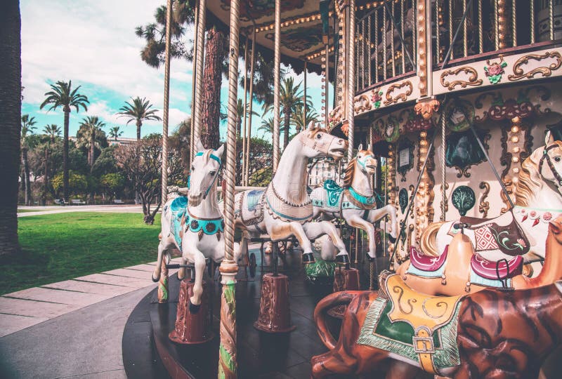 Старомодный carousel в славном, Франция стоковые фотографии rf Старомодный carousel в славном, Франция стоковые фотографии rf