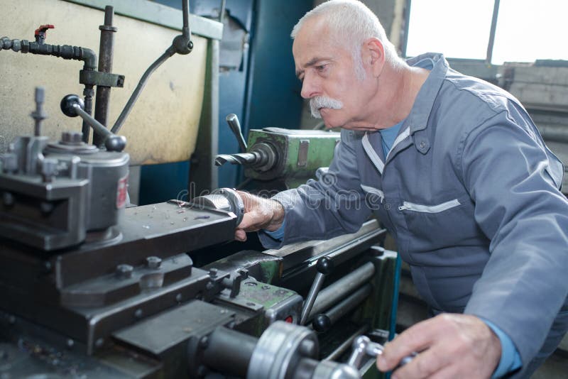 Старшая мужская древесина вырезывания плотника на строительной площадке стоковое фото Старшая мужская древесина вырезывания плотника на строительной площадке стоковое фото