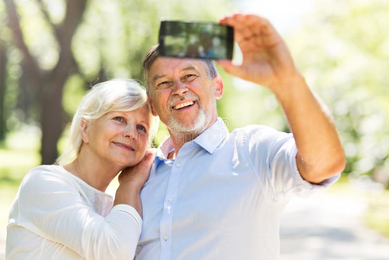 Старшие пары принимая selfie стоковая фотография rf Старшие пары принимая selfie стоковая фотография rf