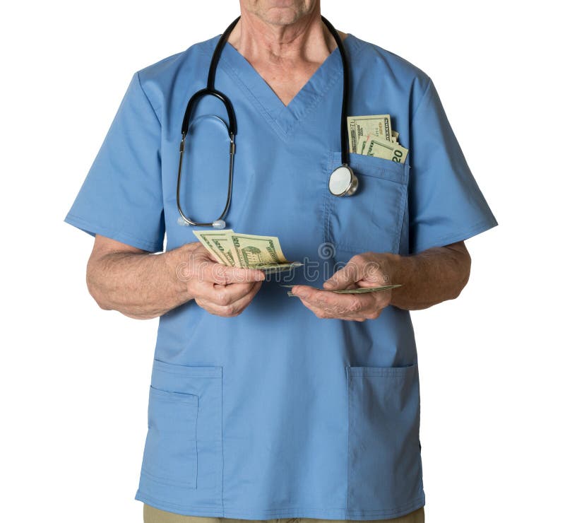 Старший доктор внутри scrubs подсчитывать наличные деньги стоковая фотография Старший доктор внутри scrubs подсчитывать наличные деньги стоковая фотография