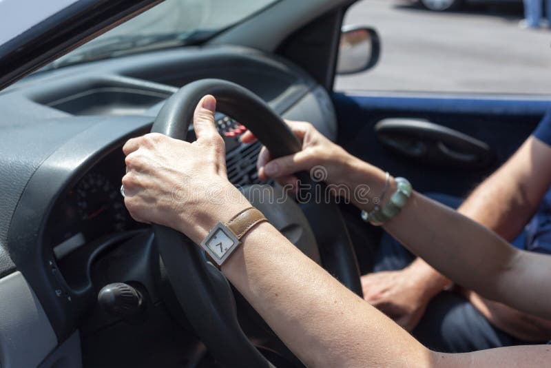 Старший учить управлять автомобилем с инструктором по вождению стоковое фото rf Старший учить управлять автомобилем с инструктором по вождению стоковое фото rf