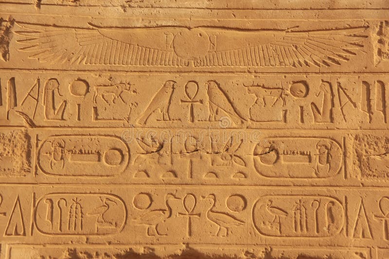 Старые hieroglyphics на стенах комплекса виска Karnak, люкса стоковое изображение Старые hieroglyphics на стенах комплекса виска Karnak, люкса стоковое изображение