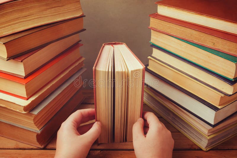 Старые книги год сбора винограда на деревянной таблице Читать много концепцию книг стоковое изображение rf Старые книги год сбора винограда на деревянной таблице Читать много концепцию книг стоковое изображение rf