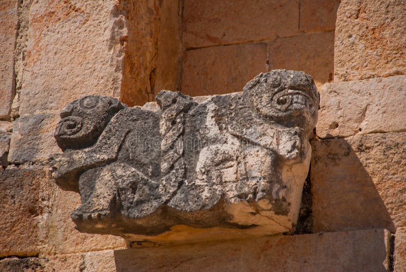 Старые майяские скульптуры в камне cenote chichen itza Мексика священнейший yucatan Руины Uxmal стоковая фотография Старые майяские скульптуры в камне cenote chichen itza Мексика священнейший yucatan Руины Uxmal стоковая фотография