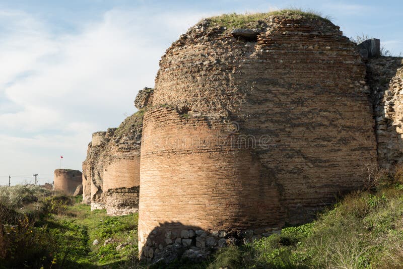 Старые римские стены окружая Iznik Nicea стоковое фото Старые римские стены окружая Iznik Nicea стоковое фото
