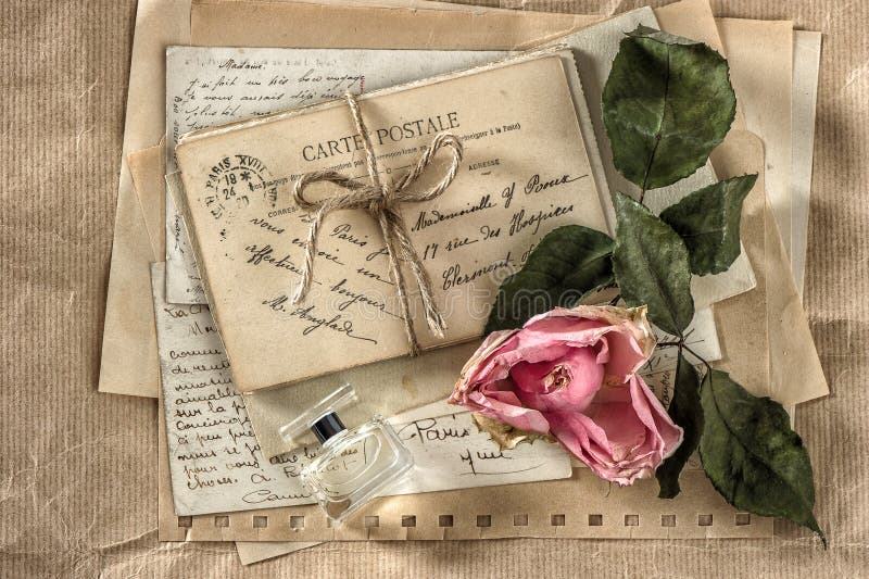 Старые любовные письма, дух и высушенный розовый цветок Бумага Scrapbook стоковые изображения rf