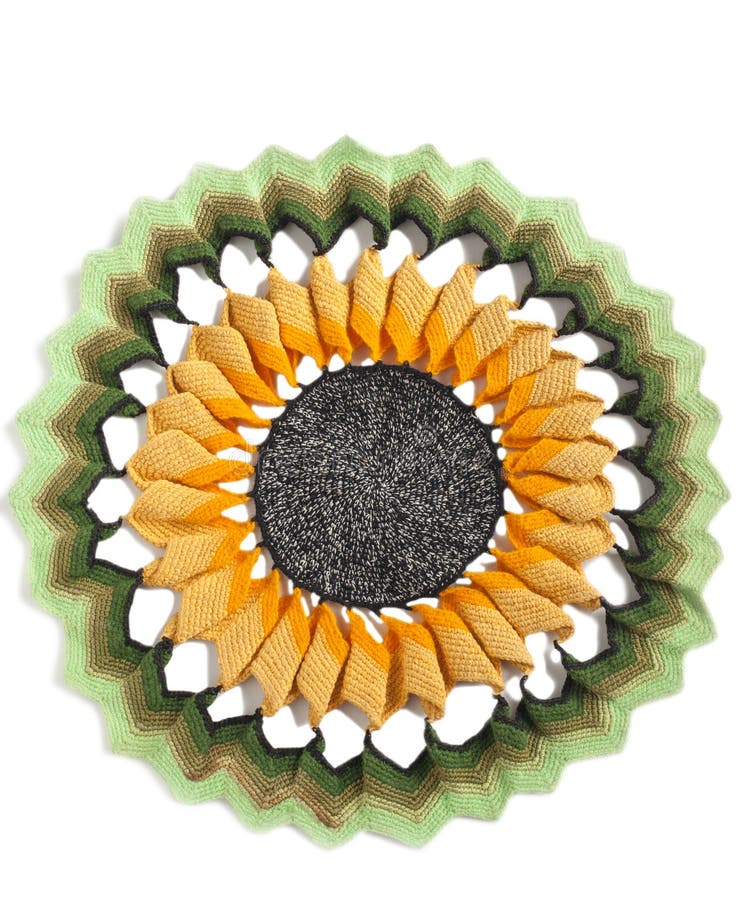 Старый handmade doily вязания крючком на белой предпосылке стоковое изображение rf