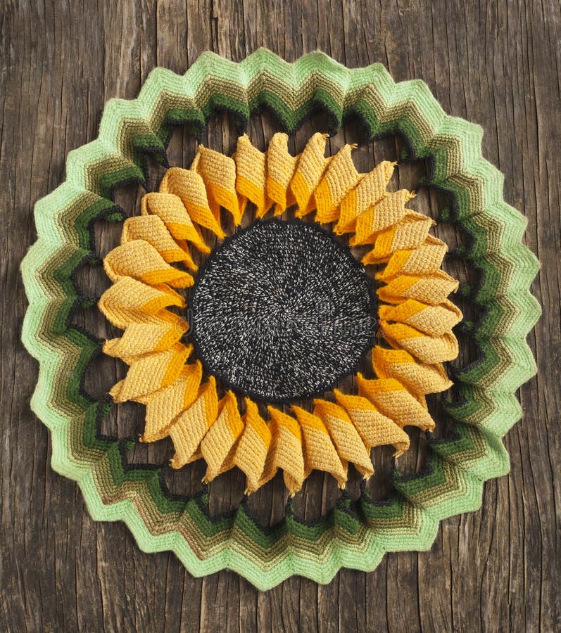 Старый handmade doily вязания крючком на белой предпосылке стоковое фото