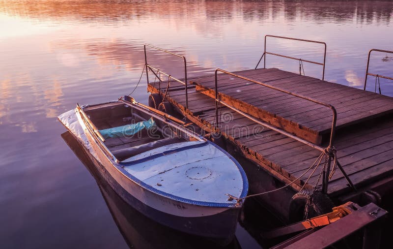 Старый rowboat причалил реку озера захода солнца пристани изумительное стоковая фотография Старый rowboat причалил реку озера захода солнца пристани изумительное стоковая фотография