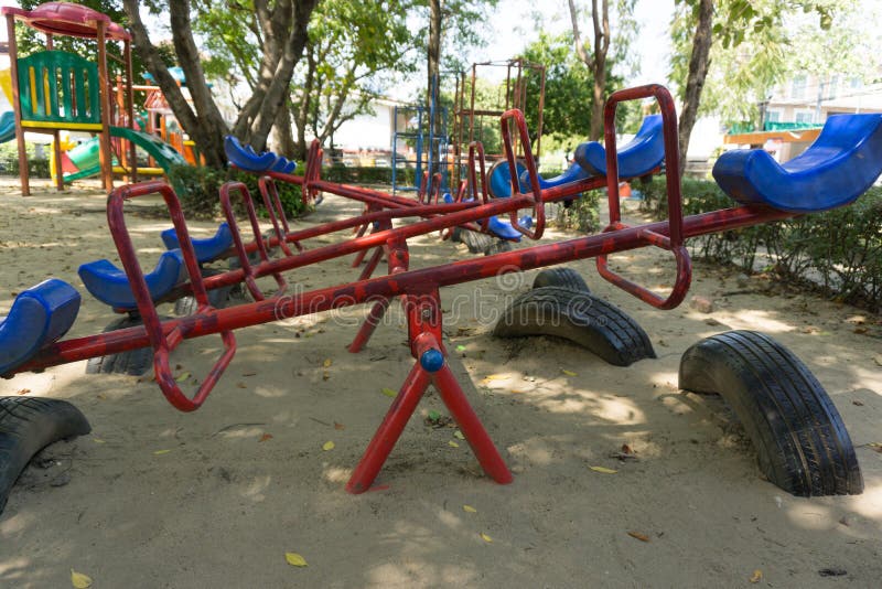 Старый seesaw в внешней спортивной площадке для детей стоковая фотография Старый seesaw в внешней спортивной площадке для детей стоковая фотография