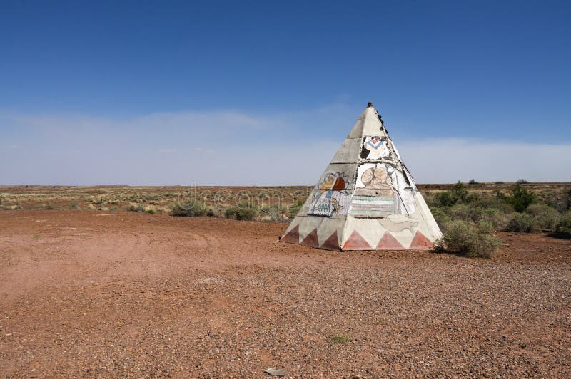 Старый TeePee трассы 66 с ландшафтом пустыни стоковая фотография rf Старый TeePee трассы 66 с ландшафтом пустыни стоковая фотография rf