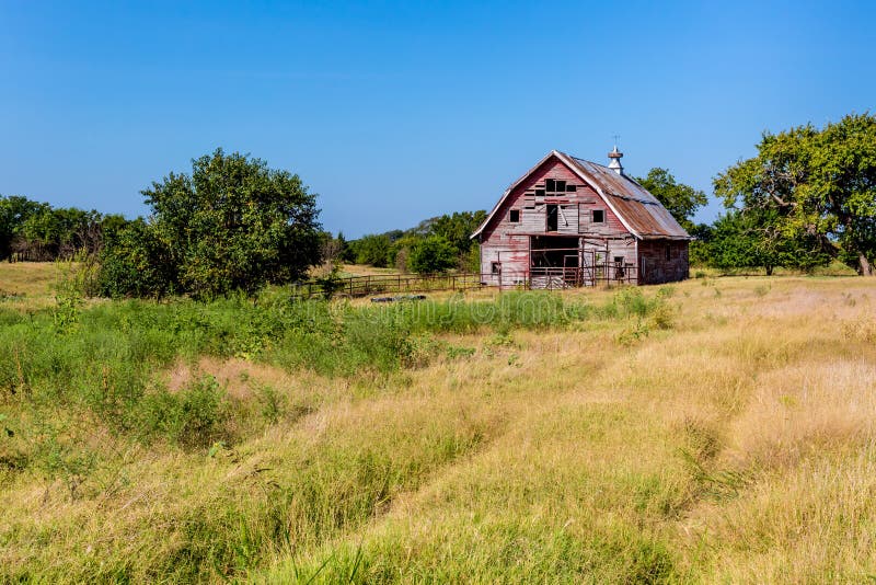 Старый амбар Abandonded в сельской Оклахоме стоковые изображения rf Старый амбар Abandonded в сельской Оклахоме стоковые изображения rf