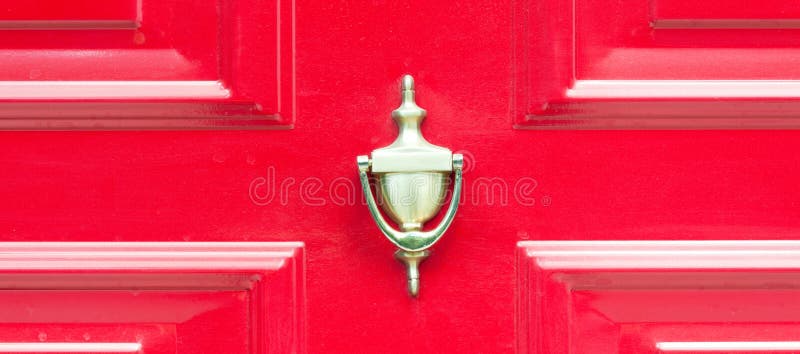 Старый античный золотой латунный knocker на абстрактных красных деревянных дверях для стучая конца вверх стоковые изображения rf Старый античный золотой латунный knocker на абстрактных красных деревянных дверях для стучая конца вверх стоковые изображения rf